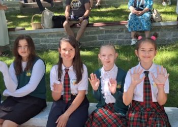 Trīs nedēļas nometnēs