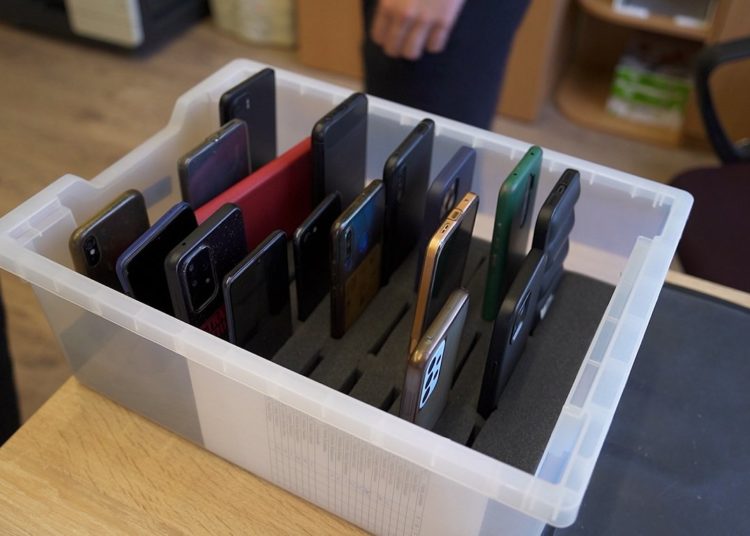 Sākumskolā aizvadīta pirmā nedēļa bez telefoniem, aicina ierobežojumus paplašināt