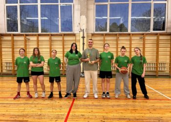 Meitenes izcīna medaļas un kausu