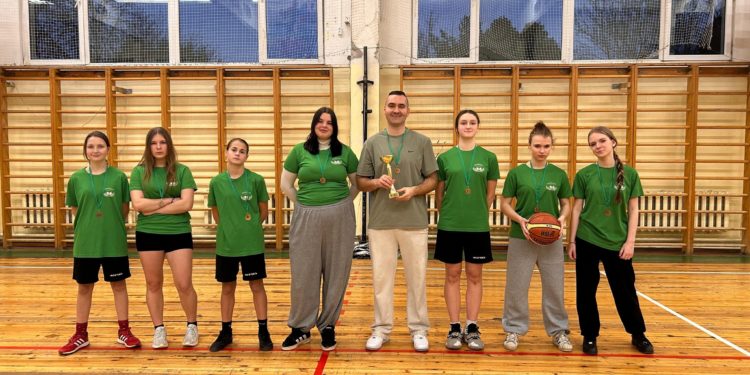 Meitenes izcīna medaļas un kausu