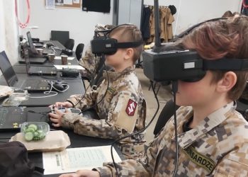 Skolēni apgūst dronu vadīšanas mākslu