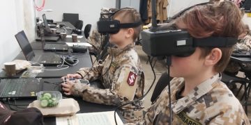 Skolēni apgūst dronu vadīšanas mākslu