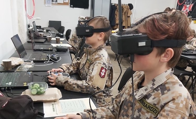 Skolēni apgūst dronu vadīšanas mākslu